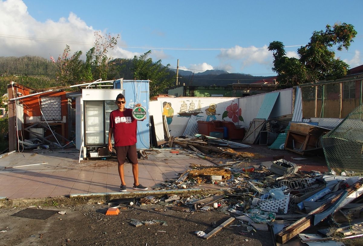 romokban hever hz Dominica